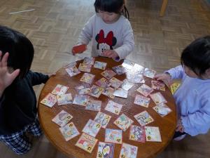 カルタとりをする子どもたち