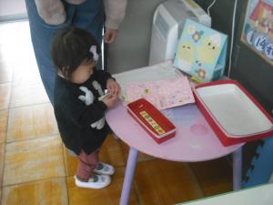 シールを貼っているところ