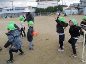 ボールを使って遊ぶ