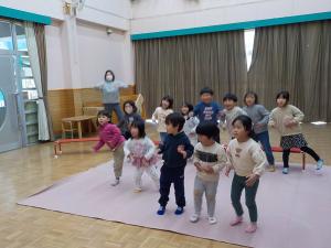 ヤクルトの約束事を聞いて体を動かす子ども達