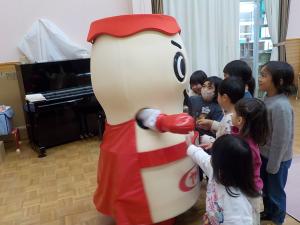 ヤクルトマンと触れ合う幼児