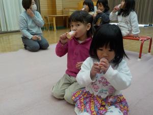 ヤクルトを飲む3歳児