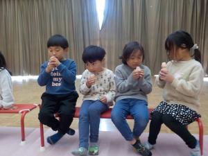 ヤクルトを飲む4、5歳児