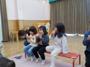 ヤクルトを飲んでいるところ