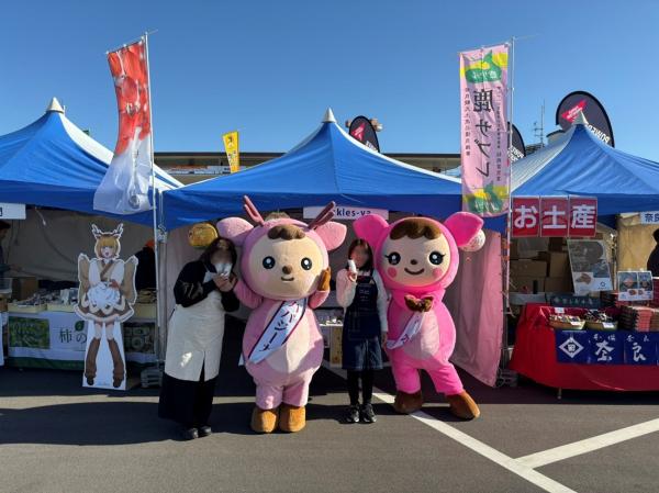 テント前にたつイクジーカ