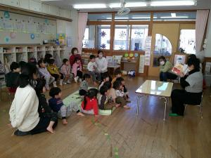 お話の広場で絵本を見ています
