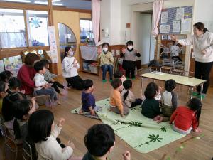 手遊びを楽しんでいます