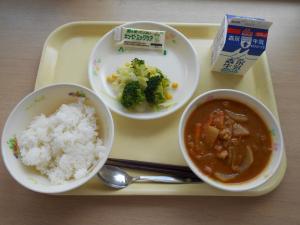 奈良県学校給食カレーの日の給食写真