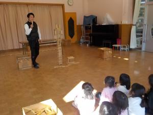 カプラの先生の話を聞く子ども達