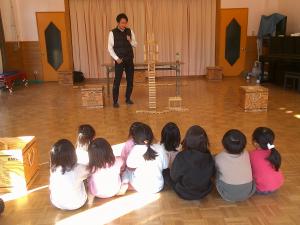 カプラの積み方を教えてもらっているところ