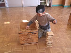 カプラを積み上げる男の子