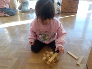 カプラを積んでいく3歳児