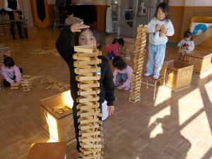 自分の背丈とカプラの高さを比べている