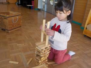 いろんな積み方に挑戦する3歳児