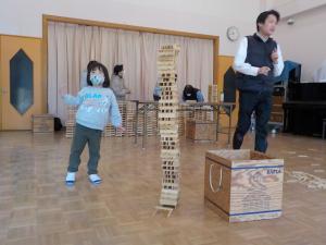 高く積んで喜んでいる4歳児