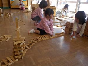 友達と一緒にカプラをつなげている女の子