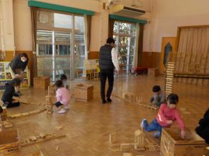 異年齢児と一緒にカプラ遊びを楽しんでいる