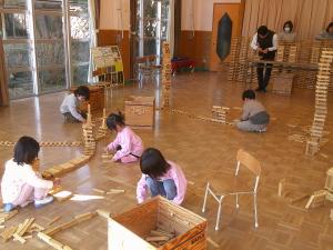 カプラ遊びを楽しんでいる子ども達