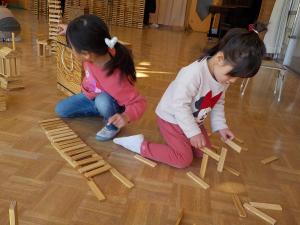 真剣な表情でカプラを積んでいる子ども