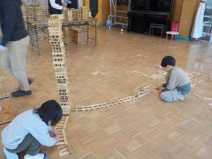 友達の作品とつなげている4歳児と5歳児