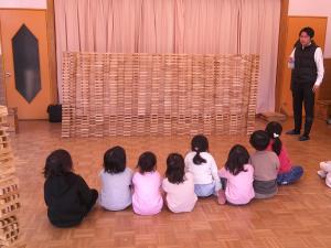 カプラで作ったナイアガラの滝を見ている子ども達