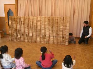 代表の子どもがカプラを崩すところ