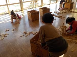 片付けをする子ども達