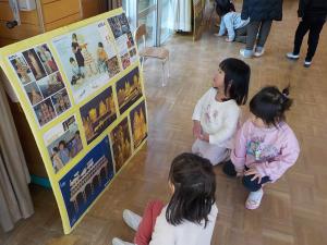 カプラの作り方を見ている様子