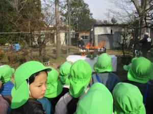 4歳児とんどの見学の様子