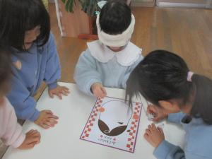 4歳児福笑いを楽しむ様子