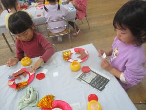 4歳児しめ縄製作の様子