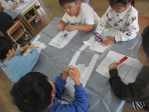 4歳児が凧を手作りする様子