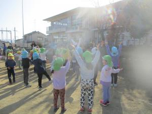 4歳児体操をする様子