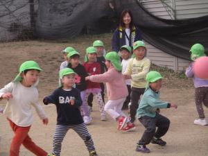 4歳児中あてを楽しむ様子