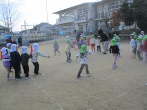 4歳児が5歳児と一緒に中あてを楽しむ様子