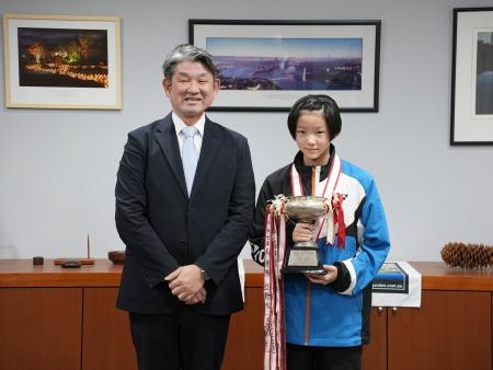 全国バドミントン大会優勝 辻野心さん市長表敬訪問