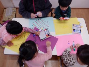 画用紙にふとふとマーカーで絵をかいています。