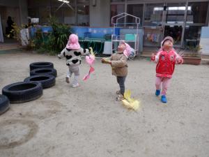 凧を持って空を見上げています。