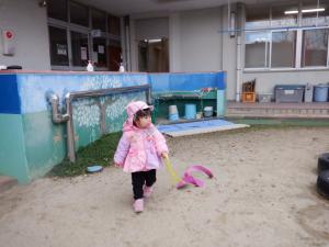 凧をもって歩いています。