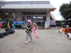 凧をもって走ろうとしている姿です。