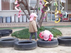 揺れる凧のまわりで遊んでいます。
