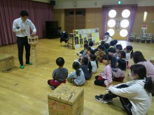 カプラの先生の話を聞いています