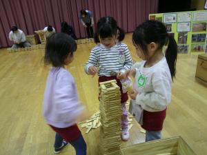 友達と一緒にタワーをつくっています