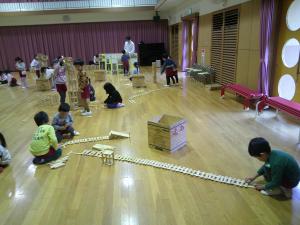 線路と駅をつくっています