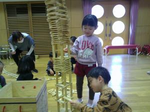 タワーをそっと崩そうとしています