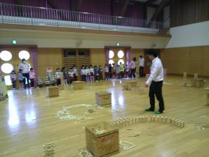 友達の作品を見ています