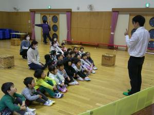 先生の話を聞いています