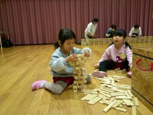 3歳児がタワーを作っています
