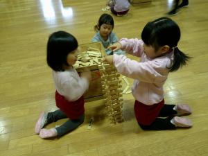 友達とタワーをつくっています