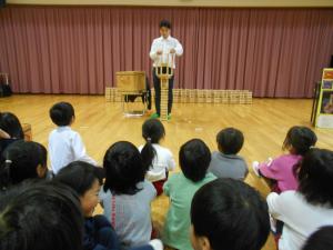 5歳児と1年生が先生の話を聞いています